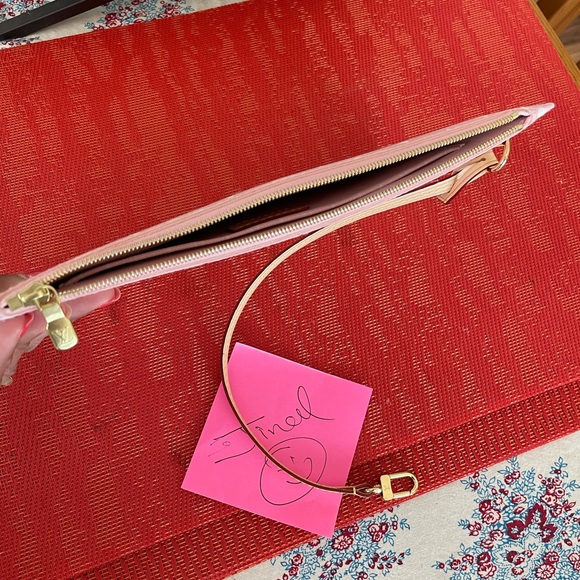 Brand new Louis Vuitton by the pool pouch - Picture 8 of 9